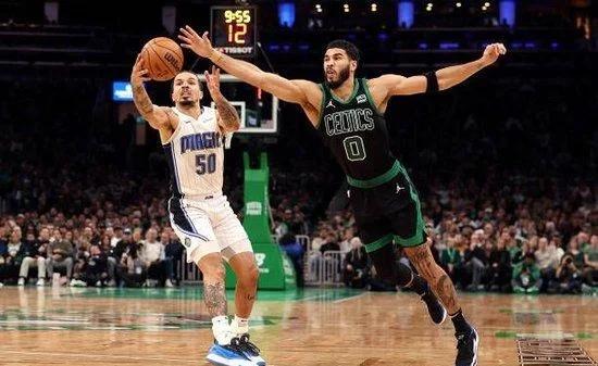 爱游戏移动端-阿扎伦卡焦点对战，塔图姆与50激战掘金分钟，表现优异胜负难料！